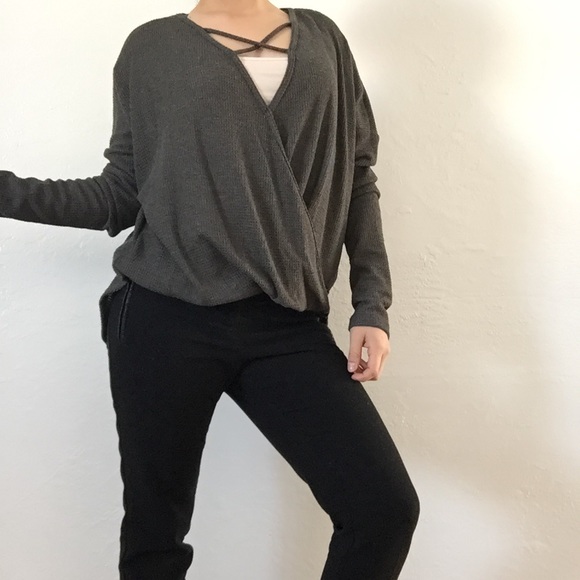 ❗️One left L ❗️NWTGrey long sleeve criss cross top - Picture 5 of 5